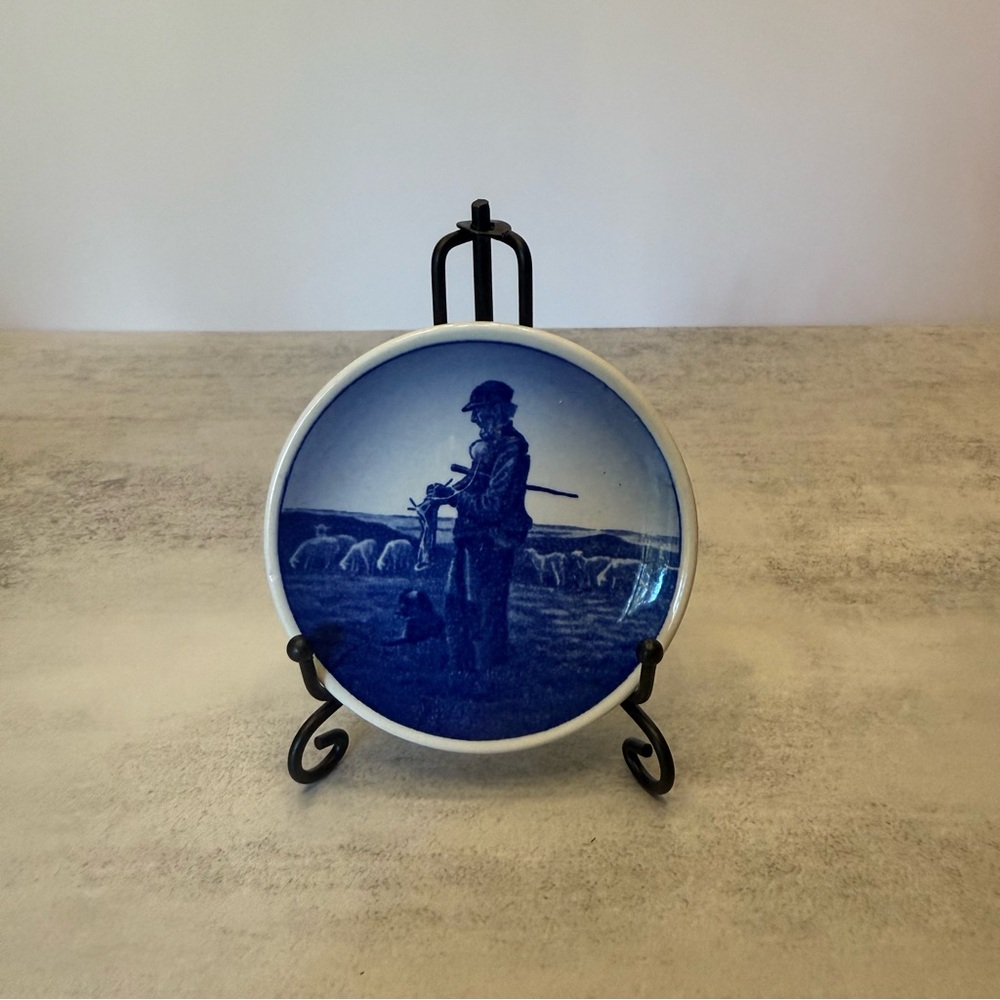 Royal Copenhagen Plaquette No. 80, Hosebinder 2010 small plate or butter pat|